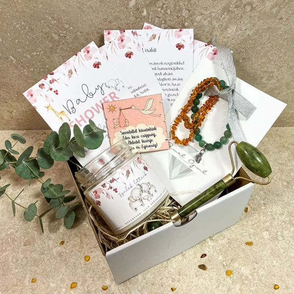 Lány babaváró box tartalma